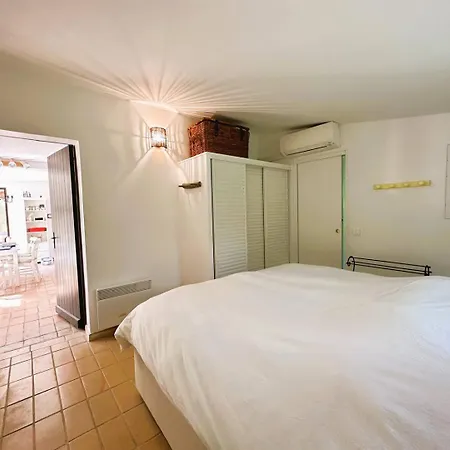 Les Medes Pour 7 Personnes Sur Le Domaine De Valcros, A