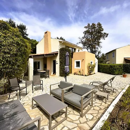 Les Medes Pour 7 Personnes Sur Le Domaine De Valcros, A Villa